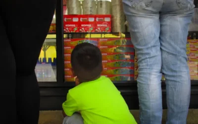 Familias se preparan para gastos escolares con donaciones, reúso y cacería de ofertas