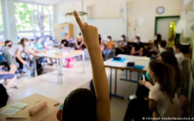 OMS insta a mantener abiertas las escuelas pese a contagios