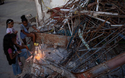 Una maestra devuelve las clases a 74 niños tras el terremoto en Venezuela