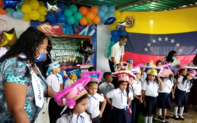 Birretes de foami sustituyen los paquetes de graduación en Carapita