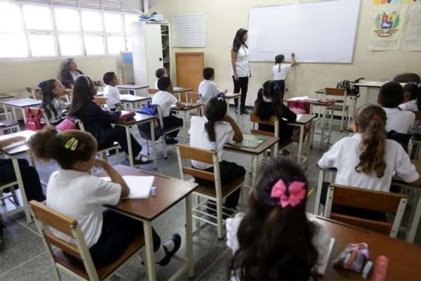 Reinicio de clases: escuelas registran baja asistencia en medio de tensión política
