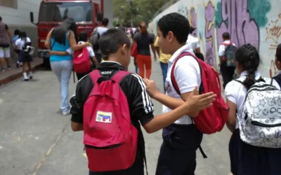 Crisis educativa obliga a madres a enseñar en casa para evitar el rezago académico de sus hijos