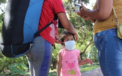 Madres y niños caminantes, por su cuenta