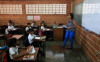 Fuga de maestros deja a madres y representantes como docentes