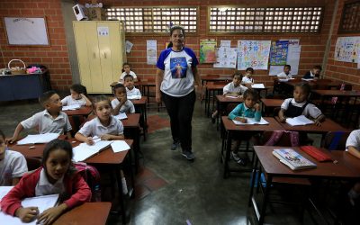 Fuga de maestros deja a madres y representantes como docentes