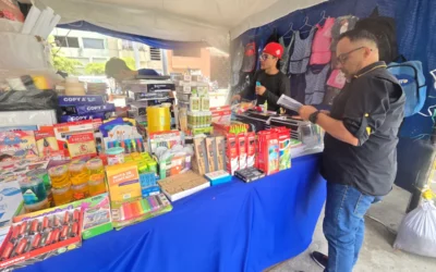 Padres, madres y representantes recurren a combos y compras fraccionadas para completar la lista escolar