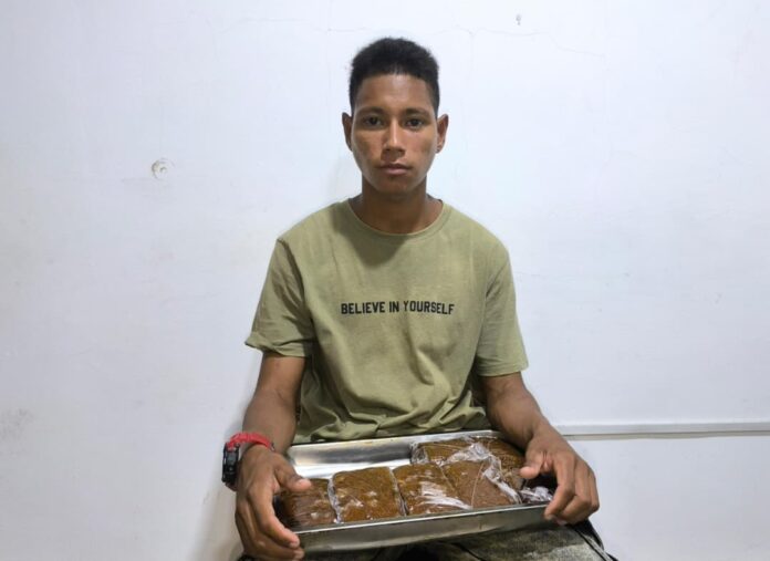 Gabriel, el chamo que vende bofló para salir adelante en Tucupita