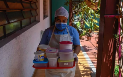 Golpeados por la crisis y el coronavirus, comedores escolares en Venezuela cocinan para llevar