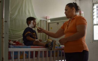 Una arepa sola o tres dedos de leche: la comida en pediatría del Hospital de Valencia