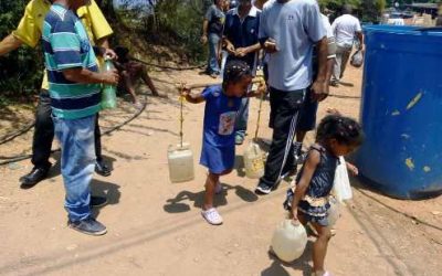 Niños obligados a cargar agua en sectores populares
