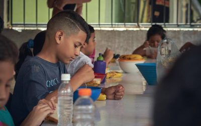 La hambruna se asoma en Venezuela y grupos comunitarios se unen para alimentar a los niños