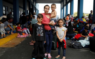 Con sus niños en brazos, madres venezolanas se apresuran para ingresar a Perú